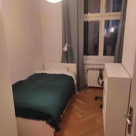Centrally Located With 4 Bedrooms Garbarska Apartment *