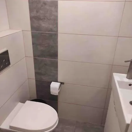 Centrally Located With 4 Bedrooms Garbarska Апартаменты