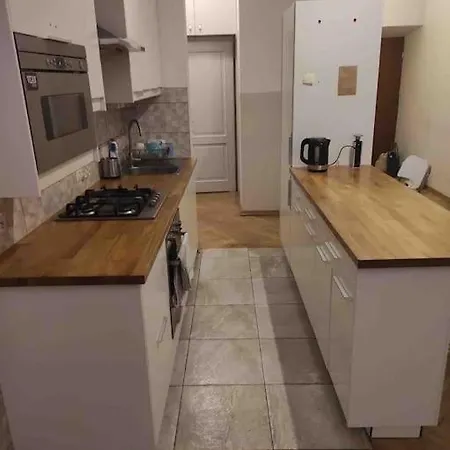 Centrally Located With 4 Bedrooms Garbarska Апартаменты Краков