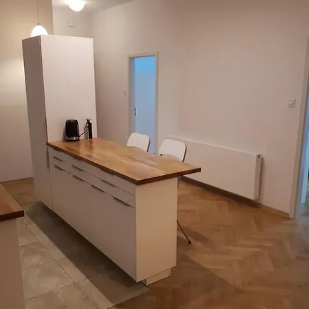 Апартаменты Centrally Located With 4 Bedrooms Garbarska